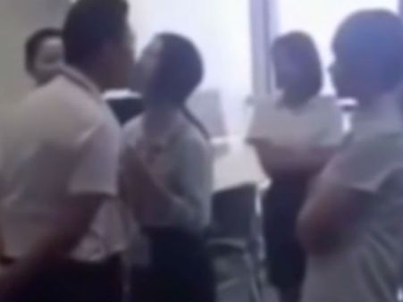 ఉద్యోగానికి ముద్దుకు లింకు : ఉద్యోగం ఊడొద్దంటే ముద్దు పెట్టాల్సిందే (వీడియో)