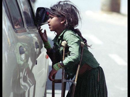 భిక్షాటన చేయనందుకు మూడేళ్ళ చిన్నారికి చిత్రహింసలు, సోషల్ మీడియాలో పోస్టు