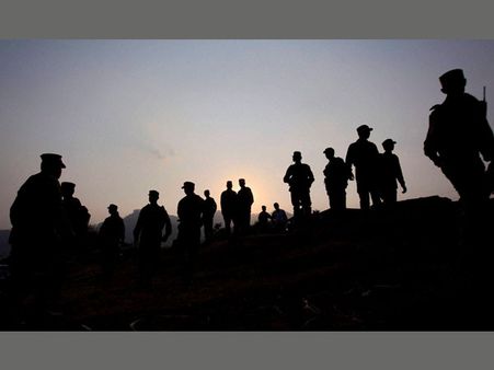 సరిహద్దులో యుద్ద మేఘాలు: భారీగా మోహరించిన పాక్ దళాలు