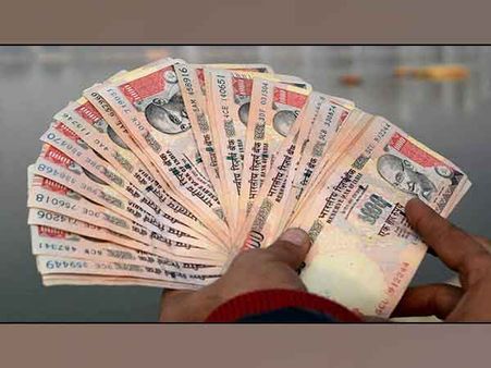 నోట్ల రద్దు ఎఫెక్ట్ : ఓపిక నశించి.. బ్యాంకు అద్దాలు ధ్వంసం చేశాడు