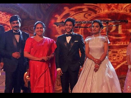 బీజేపీ నేతల వద్ద బ్లాక్ మనీ: గాలి జనార్ధన్ రెడ్డి కూతురు పెళ్లి వైపు వేళ్లు