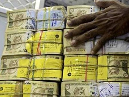 బ్లాక్ మనీ: రూ. 30 లక్షలు కమీషన్, క్యాషియర్ ఔట్