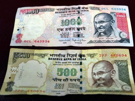 ఆ బ్రిడ్జి వద్ద డబ్బుల మూటలు....ట్రాపిక్ జాంతో కిలోమీటర్ల మేర వాహనాల నిలిపివేత