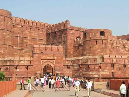 షాక్: బ్లాక్ మనీతో ఆగ్రా కోటనే కొనేస్తున్నారు