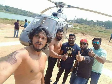 హీరో కాళ్లకు మొక్కారు: విలన్ల మృతికి కారణం ఇదేనా...