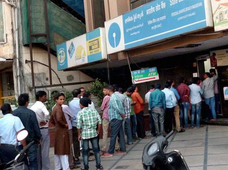 అమ్మో ఒకటో తేదీ, జీతాలను ఎలా తీసుకోవాలోననే ఉద్యోగుల దిగులు