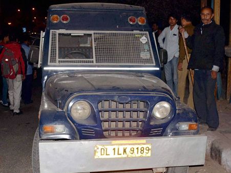 నడి రోడ్డులో రూ. 45 లక్షల రూ. 2,000 నోట్లు