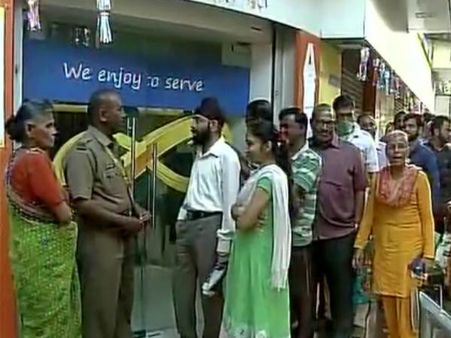 నేటి నుంచే నోట్ల మార్పిడి: బ్యాంకుల వద్ద బారులు, కొత్తనోట్ల సంబరం