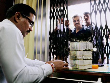 సామాన్యుడికి ఊరట: మరో 3రోజులపాటు పెద్ద నోట్ల చలామణి