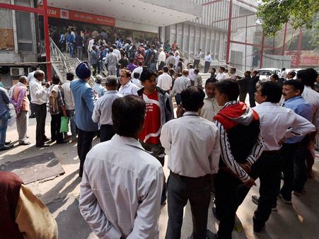 కొత్త నోట్ల కోసం ఓపిక నశించి బ్యాంకు అద్దాలు పగలగొట్టారు..