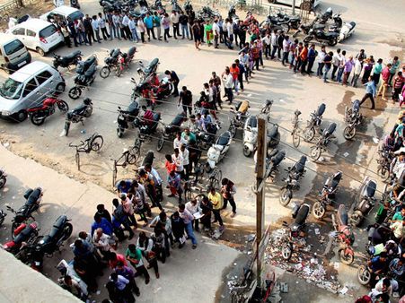 బ్యాంకుల వద్ద క్యూ వెనుక.., జన్ ధన్ యోజనపై నిఘా