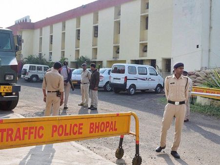 షాకింగ్ : సిమీ ఉగ్రవాదులు పరారైన రోజు.. 80మంది గార్డులు విధుల్లో లేరు