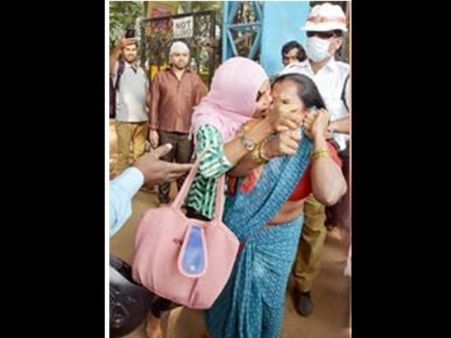 పెగ్గేసి రోడ్డెక్కింది.. మహిళను జుట్టు పట్టి లాగి చెంపపై కొరికేసింది..