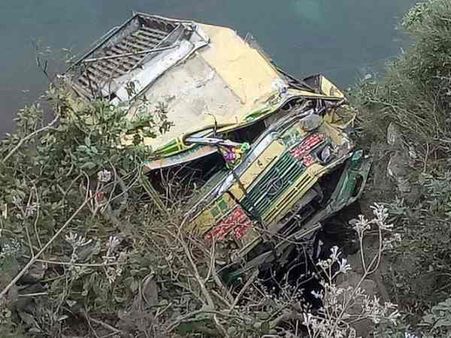 లోయలో పడ్డ బస్సు : 18 మంది మృతి