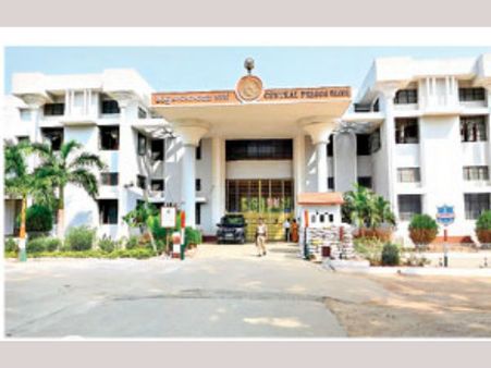 వేటు పడింది: ఖైదీల పరారీ, అధికారితోపాటు 7గురి సస్పెన్షన్