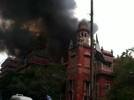 చెన్నైలో అగ్ని ప్రమాదం: బ్యాంకులు క్లోజ్ (వీడియో)