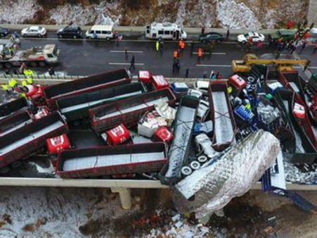 56 కార్లు, ట్రక్కులు ఒకేచోట ఢీకొన్నాయి, 17 మంది మృతి