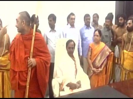 కొత్త ఇంట్లో అడుగుపెట్టిన కేసీఆర్: విశేషాలు(వీడియో)