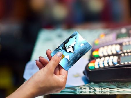 టీ తాగాలనుందా...క్రెడిట్ లేదా డెబిట్ కార్డు ఉండాలి