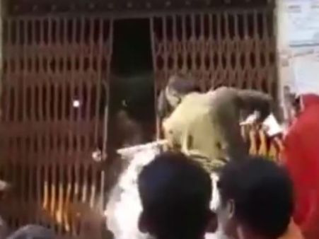 నగదు కోసం బ్యాంకు కు వెళ్తే చచ్చేలాకొట్టాడు (వీడియో)