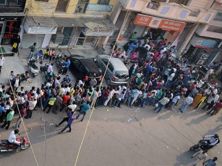 నోట్ల రద్దుపై.. నశిస్తోన్న సామాన్యుడి ఓపిక.. మోడీపై విమర్శల వెల్లువ