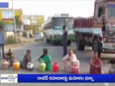 కేసీఆర్ ఇలాకాలో నీటి కోసం ధర్నా