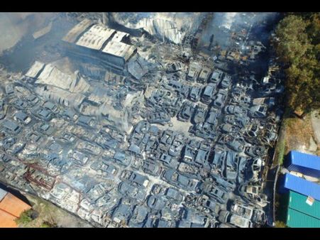 భారీ అగ్ని ప్రమాదం: వందలాది కార్లు, భవనాలు దగ్ధం