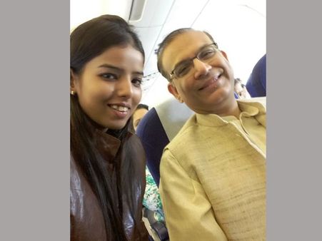 ప్రయాణికురాలి కోసం కేంద్ర మంత్రి సీటు త్యాగం