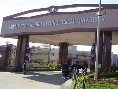 జెఎన్ టియూ క్యాంపస్ లో బట్టల్లేకుండా పరుగెత్తించారు