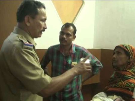 తండ్రి మూర్ఖత్వం: బిడ్డ ప్రాణం తీసింది(వీడియో)