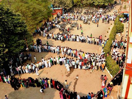 కొత్త నోట్ల కోసం ఓపిక నశించి.. టాప్‌లెస్‌గా 'క్యూ'లో నిలుచుంది..