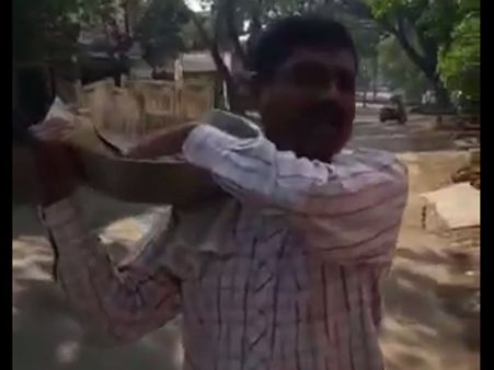 రోడ్డు మీద పల్లెంలో రూ.500, రూ.1000 అమ్మకం: 'హీరో' వీడియో హల్‌చల్