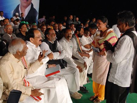 వెంకయ్యకు పాదాభివందనంపై మందకృష్ణ: అన్ని పార్టీల మద్దతు(పిక్చర్స్)