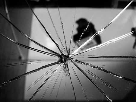 ఆంధ్రాబ్యాంకు అద్దాలు ధ్వంసం: ఓపిక నశించిన ఖాతాదారులు..