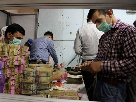 కమీషన్ కోసం ఆశపడి కోటి రూపాయాల నగదును మార్చి ఇచ్చాడు