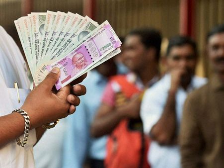 పోస్టాఫీసులో నోట్ల దందా: 70లక్షల చేతుల మార్పిడి, సూపరింటెండెంట్‌పై కేసు
