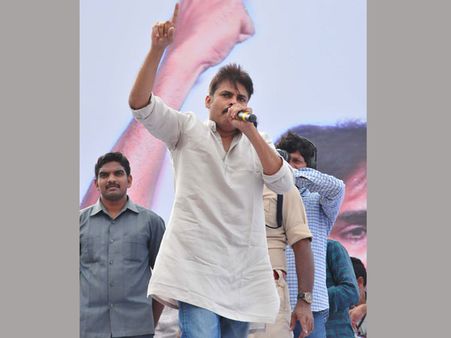 మళ్లీ చిరంజీవిపై, 2019లో ఏం చేయాలో నాకు బాగా తెలుసు: వెంకయ్యపై పవన్ (వీడియో )