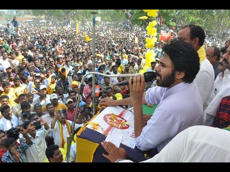 అనంతలో పవన్ కళ్యాణ్‌కు ఘన స్వాగతం: వెంకయ్యకు కౌంటర్, నోట్ల రద్దు పైనా