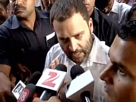 కొత్త నోట్లు: బ్యాంకు ముందు క్యూలో రాహుల్ గాంధీ