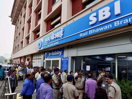 నోట్ల రద్దు: బ్యాంక్ వద్ద ఫ్రీగా కూల్ డ్రింక్స్, తిరుపతిలో సంచార ఏటీఎం