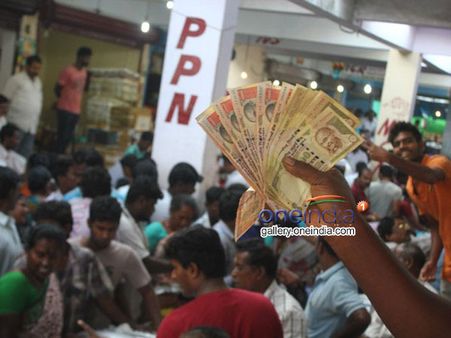 పెద్ద నగదు నోట్ల రద్దుతో తండ్రి అంత్యక్రియలకు దూరమైన పిల్లలు