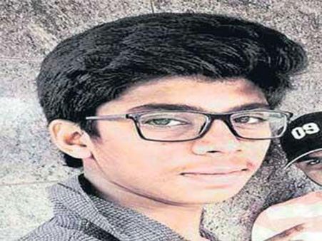 తీవ్ర ఒత్తడి?: నారాయణ కళాశాలలో విద్యార్థి ఆత్మహత్య, నిరసనలు