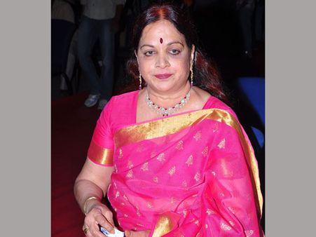 సినీ నటి, సూపర్ స్టార్ కృష్ణ భార్య విజయనిర్మలకు కోటీ టోకరా