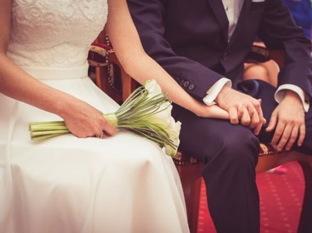 పెళ్లి వేదికపై వరుడు, వధువు: మధ్యలో ప్రేయసి వచ్చి..(వీడియో)