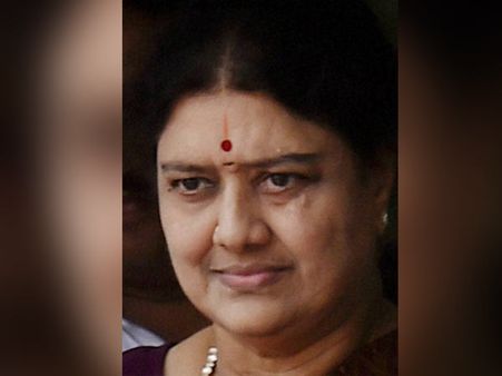 హైడ్రామా: శశికళ ముందు నిలబడి వేడుకోలు, కుట్రలు తిప్పికొడతామని పన్నీరు సెల్వం