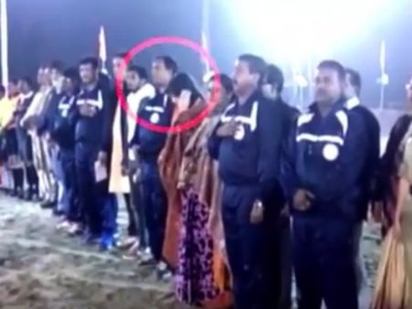 జాతీయ గీతం ఆలపిస్తుంటే.. ఆ ఎమ్మెల్యే ఏం చేశారంటే..(వీడియో)