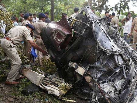 కాలనీలో కుప్పకూలిన హెలిక్యాప్టర్ , తప్పిన పెనుప్రమాదం