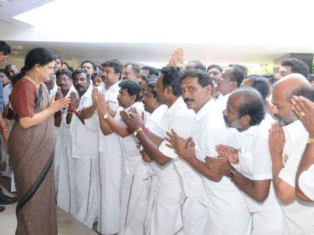 ఆసక్తికరం: శశికళ వ్యూహంలో రెండో ఆలోచన, తెరపైకి పన్నీరు వెనుక..