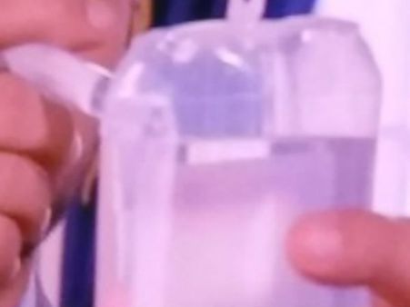 పురుగులు పట్టిన సెలైన్ ఎక్కించడంతో.. బాలికకు సీరియస్