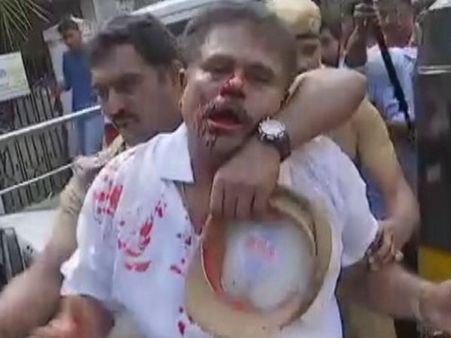 శశికళను ఎదిరించిన ఫలితం: పుష్ప లాయర్‌పై కార్యకర్తల దాడి, తీవ్ర గాయాలు